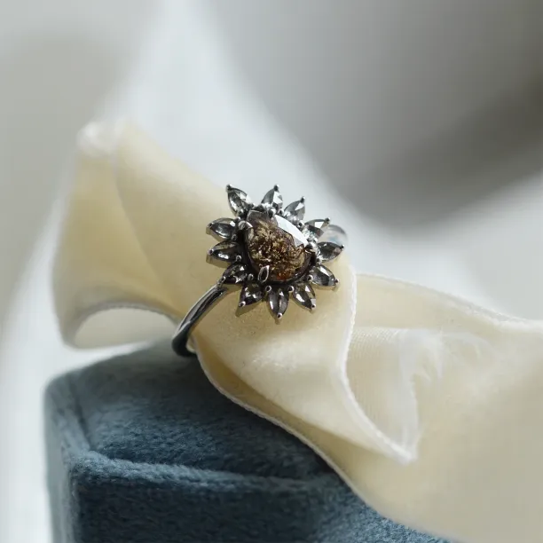 Flower ring with salt'n'pepper diamonds GIRASOLO Image