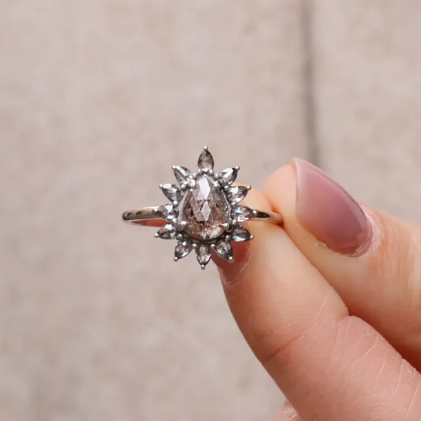 Flower ring with salt'n'pepper diamonds GIRASOLO Image