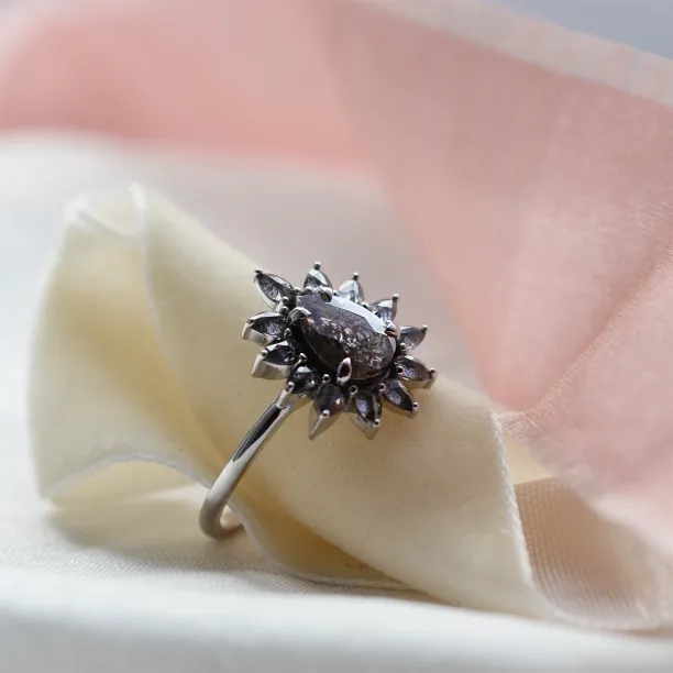 Flower ring with salt'n'pepper diamonds GIRASOLO Image