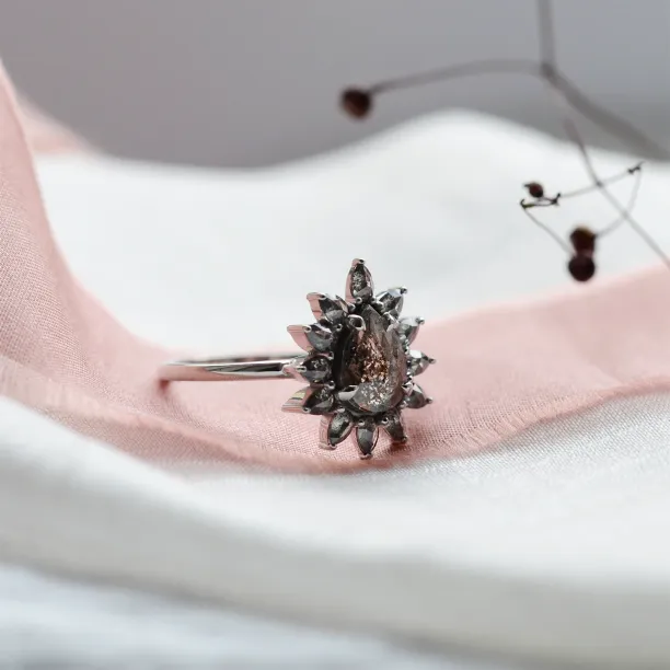 Flower ring with salt'n'pepper diamonds GIRASOLO Image