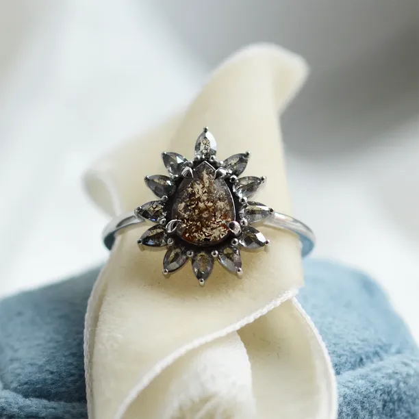 Flower ring with salt'n'pepper diamonds GIRASOLO Image