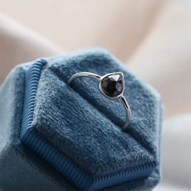 Minimalist pear salt'n'pepperr diamond ring EUFRASIO Image