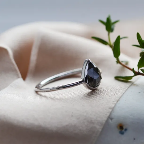 Minimalist pear salt'n'pepperr diamond ring EUFRASIO Image