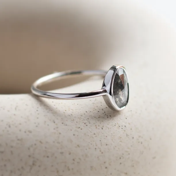 Gold oval salt and pepper diamond ring ONORATO Image