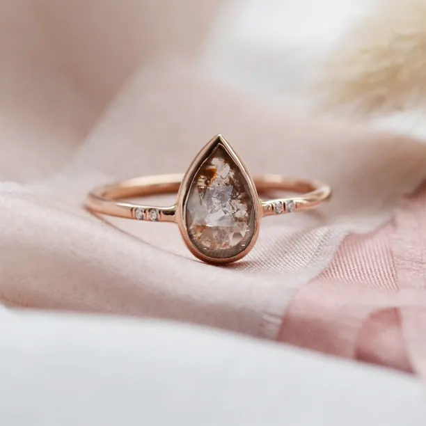 Original engagement ring with salt'n'pepper diamond MARANZA Image