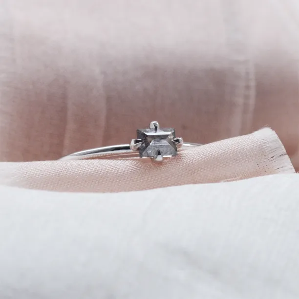 Minimalist salt'n'pepper diamond ring  RETTANGOLO Image