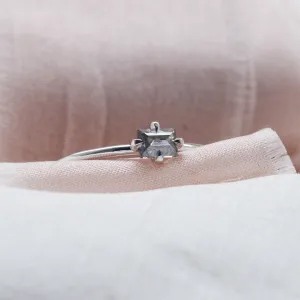 Minimalist salt'n'pepper diamond ring  RETTANGOLO Thumbnail