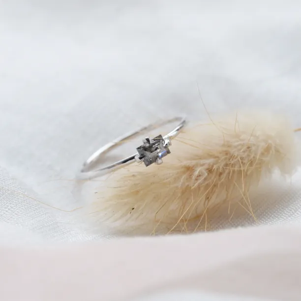 Minimalist salt'n'pepper diamond ring  RETTANGOLO Image