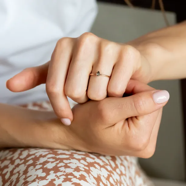 Minimalist engagement salt'n'pepper diamond ring  PERA Image