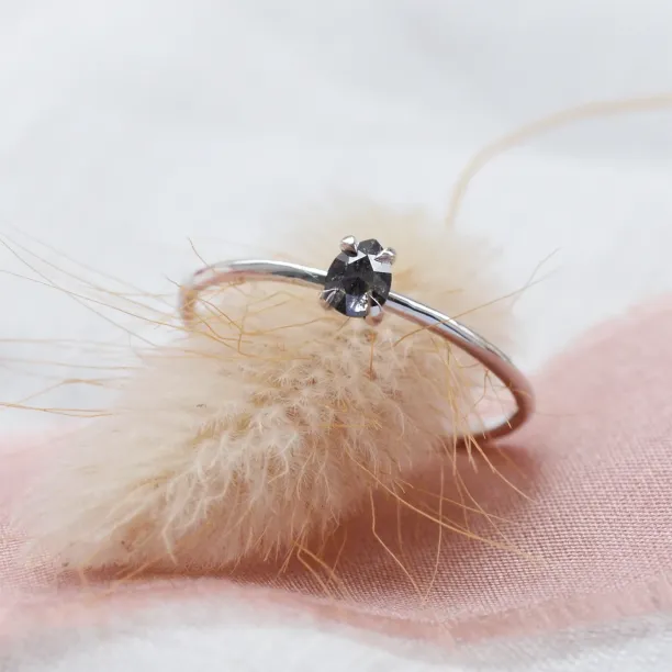 Minimalist engagement salt'n'pepper diamond ring  PERA Image