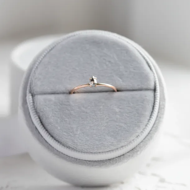Minimalist engagement salt'n'pepper diamond ring  PERA Image