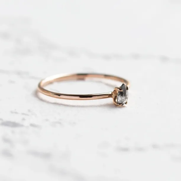 Minimalist engagement salt'n'pepper diamond ring  PERA Image
