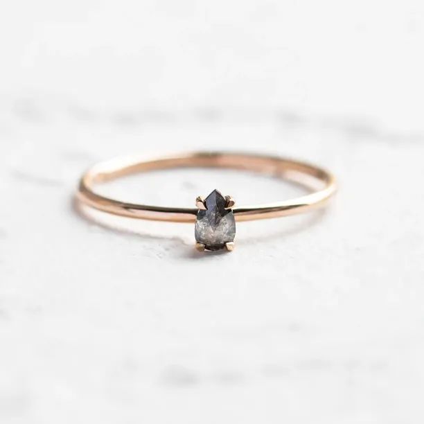 Minimalist engagement salt'n'pepper diamond ring  PERA Image