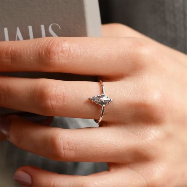 Alternative engagement ring salt'n'pepper diamond BLISS Image