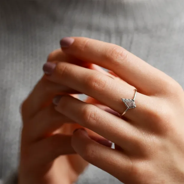 Gold ring with kite salt'n'pepper diamond BILL Image