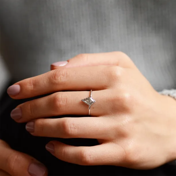 Minimalist kite salt'n'pepper diamond ring BILLIE Image