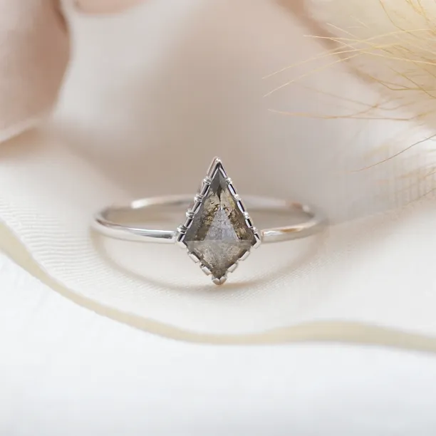Minimalist kite salt'n'pepper diamond ring BILLIE Image