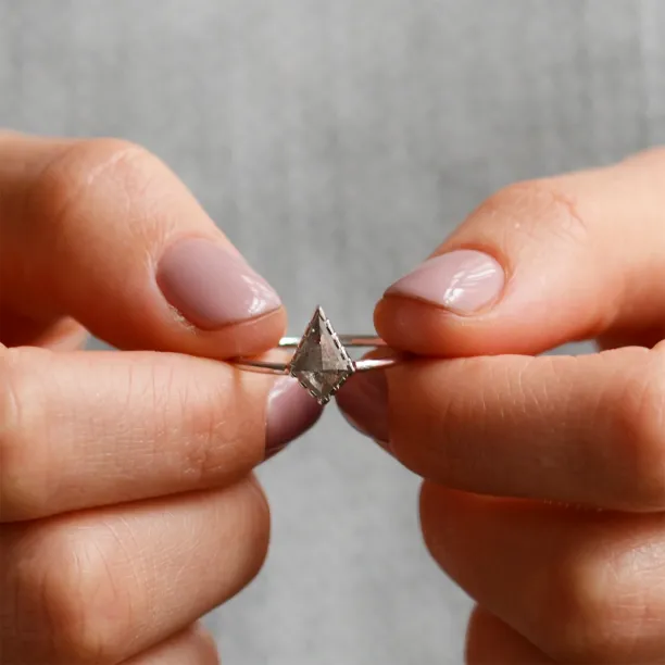 Minimalist kite salt'n'pepper diamond ring BILLIE Image