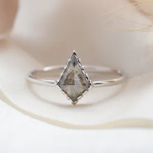 Minimalist kite salt'n'pepper diamond ring BILLIE Thumbnail