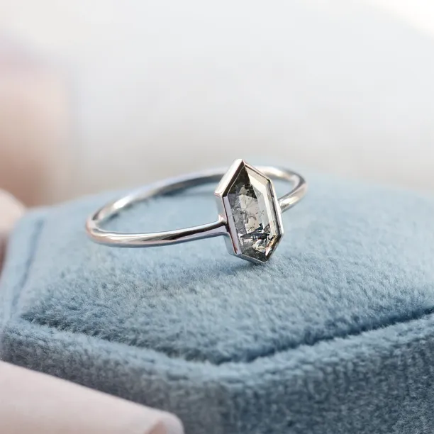 Minimalist engagement ring with salt'n'pepper diamond ELLIOT Image