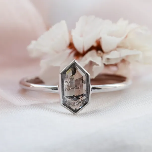 Minimalist engagement ring with salt'n'pepper diamond ELLIOT Image