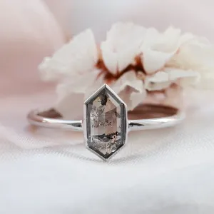 Minimalist engagement ring with salt'n'pepper diamond ELLIOT Thumbnail