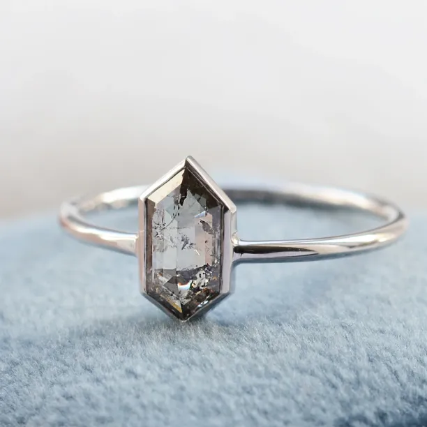 Minimalist engagement ring with salt'n'pepper diamond ELLIOT Image