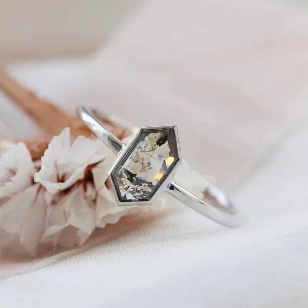 Minimalist engagement ring with salt'n'pepper diamond ELLIOT Image