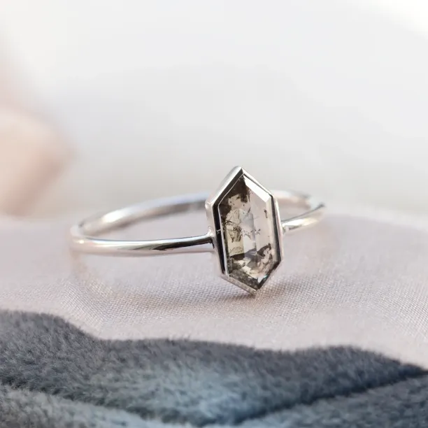 Minimalist engagement ring with salt'n'pepper diamond ELLIOT Image