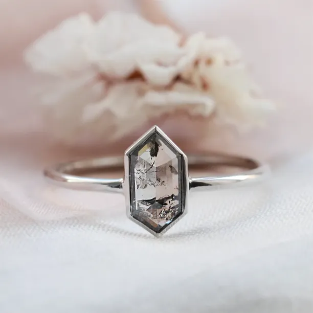 Minimalist engagement ring with salt'n'pepper diamond ELLIOT Image