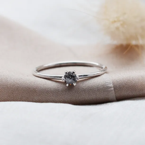 Minimalist salt and pepper diamond ring ELLAX Image