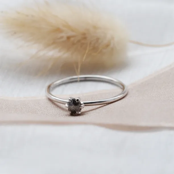 Minimalist salt and pepper diamond ring ELLAX Image