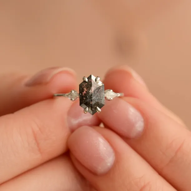 Hexagon salt´n´pepper diamond engagement ring CARLO Image