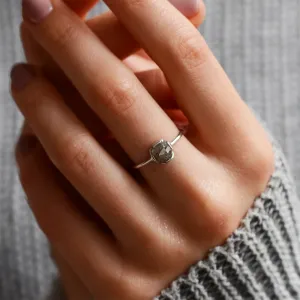 Minimalistický prsten se salt'n'pepper diamantem CUSCINOS Thumbnail