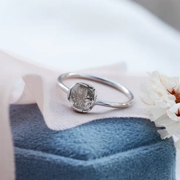 Minimalistický prsten se salt'n'pepper diamantem CUSCINOS Image