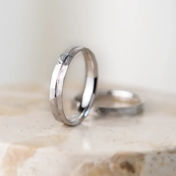 Elegant hammered wedding rings with line LADO Image