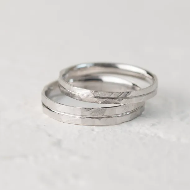 Elegant hammered wedding rings with line LADO Image