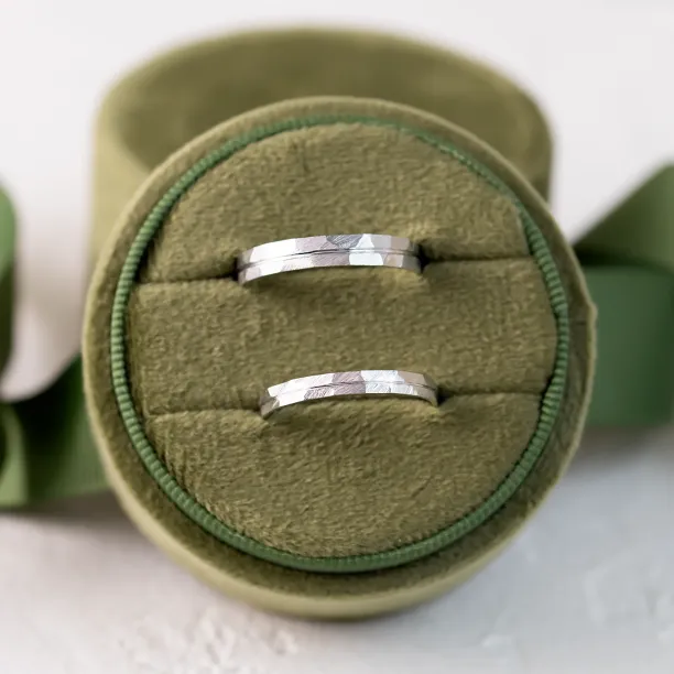 Elegant hammered wedding rings with line LADO Image