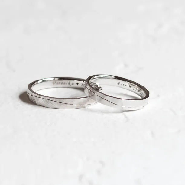 Gold hammered wedding rings with line LIDO Image
