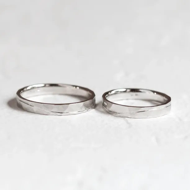 Gold hammered wedding rings with line LIDO Image