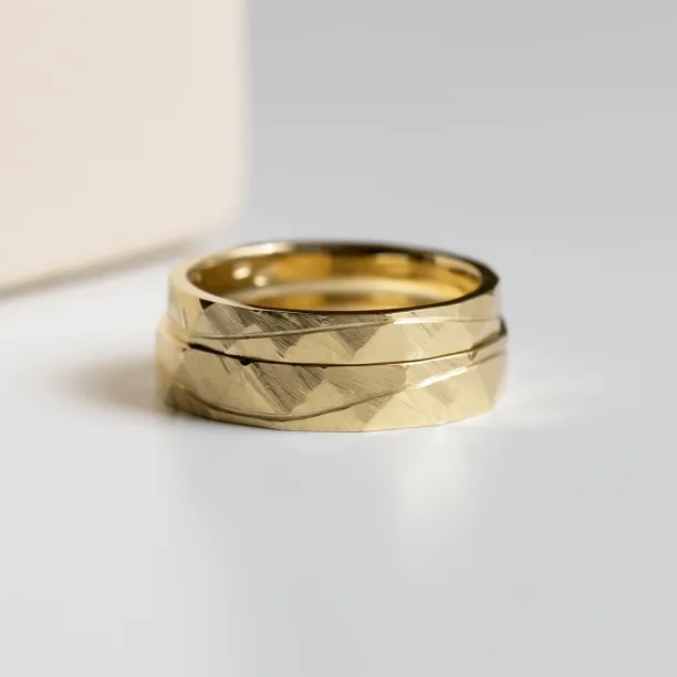 Gold hammered wedding rings with line LIDO Image