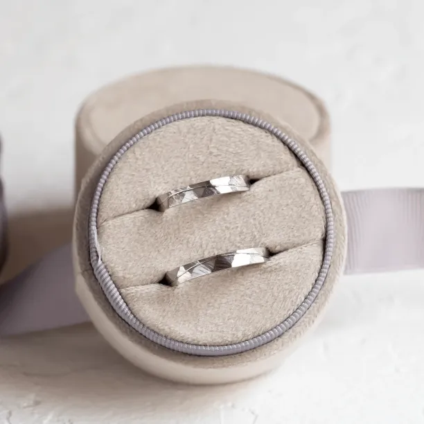 Gold hammered wedding rings with line LIDO Image