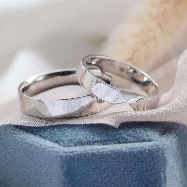 Gold wedding rings with tapered center TAPPI Image