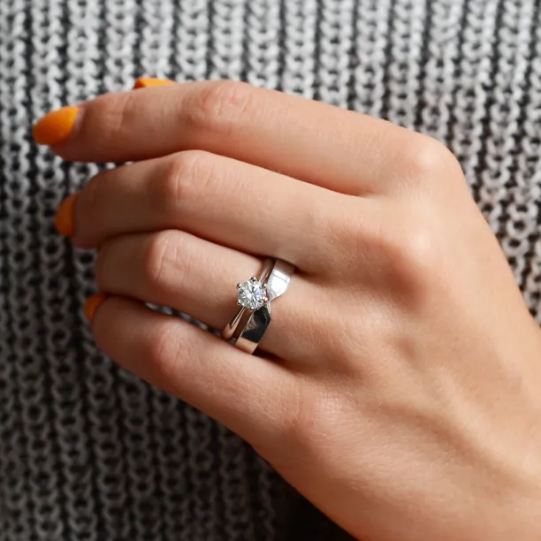 Gold wedding rings with tapered center TAPPI Image