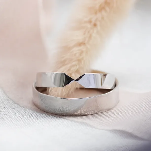 Gold wedding rings with tapered center TAPPI Image