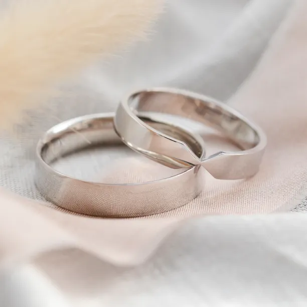Gold wedding rings with tapered center TAPPI Image