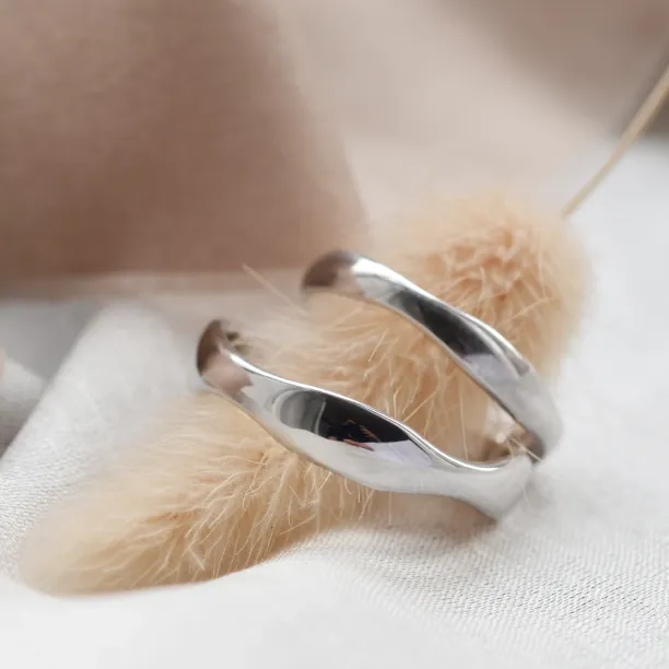 Irregular wedding bands in solid gold RUFFLE Image