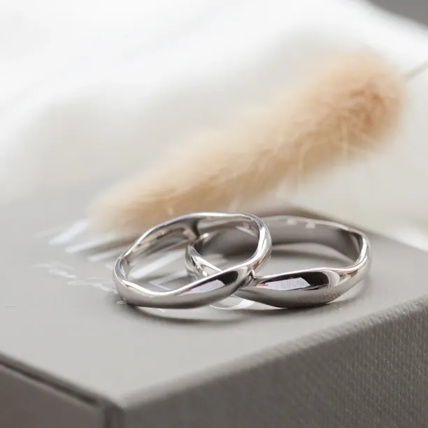 Irregular wedding bands in solid gold RUFFLE Image