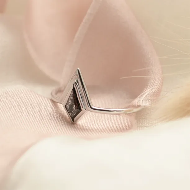 Non-traditional ring with kite salt'n'pepper diamond GIRALDA Image