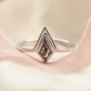 Non-traditional ring with kite salt'n'pepper diamond GIRALDA